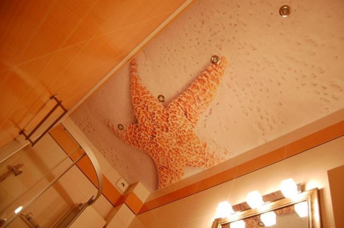 Фотопечать на натяжном потолке в ванной