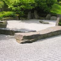 Японский сад камней с галькой