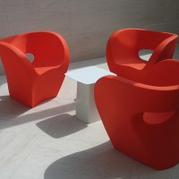 Композиция из трех стульев и столика