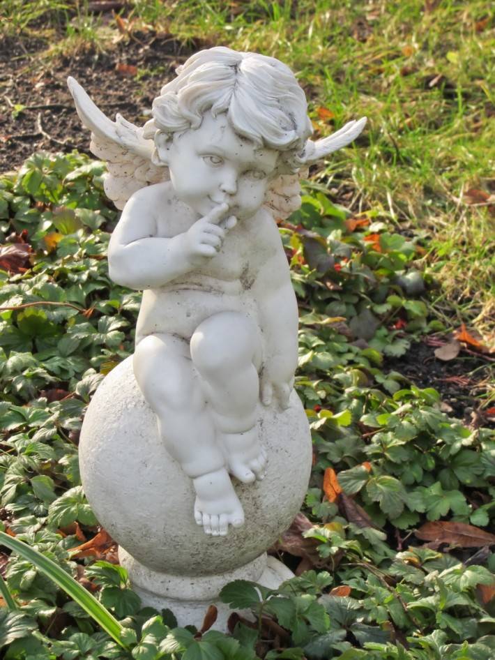 Фигура ангела для декора сада