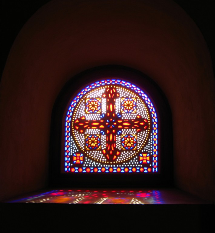 Витраж с крестом в полуциркульном окне