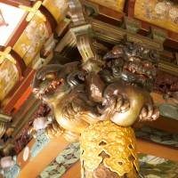 Резной декор по дереву потолка и колонн в японском стиле