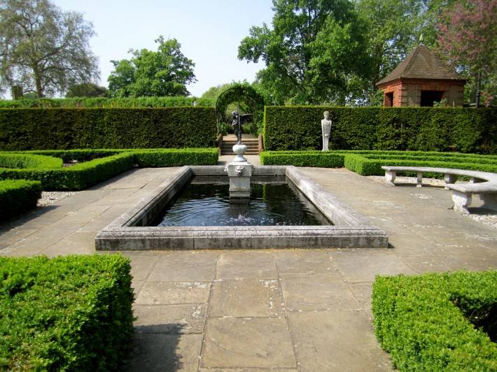 Сады Кью — Бассейн с фонтаном