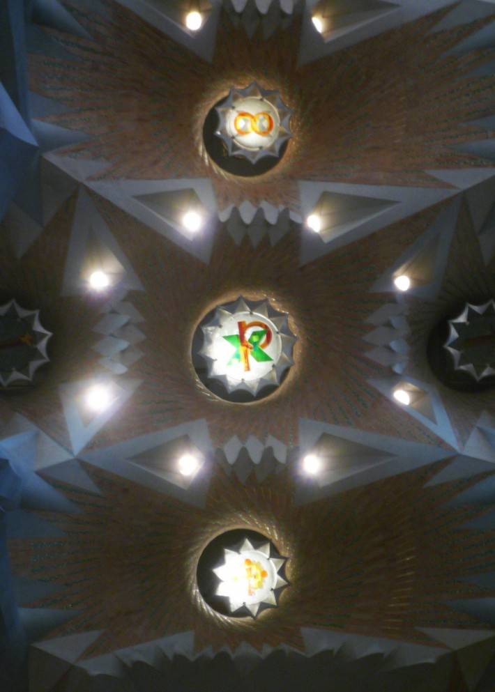 Потолок храма Святого Семейства в Барселоне — фото 15