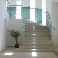 Лестница декорированная плиткой