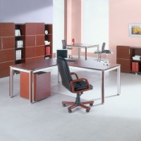 Офисное помещение с мебелью орехового цвета
