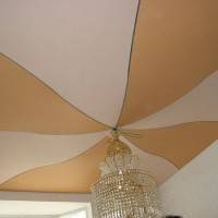 Натяжной потолок из полотен разного цвета