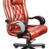 Офисное кожаное кресло с высокой спинкой