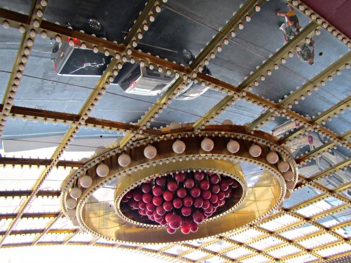 Зеркальный потолок на входе в Circus Circus