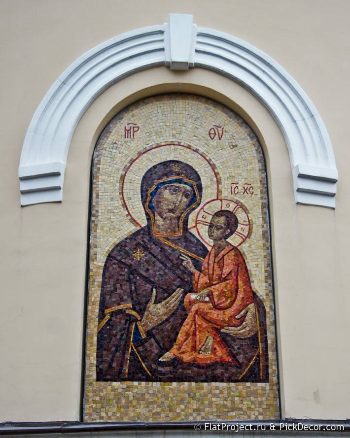 Мозаика на стене часовни Тихвинской иконы Божией Матери