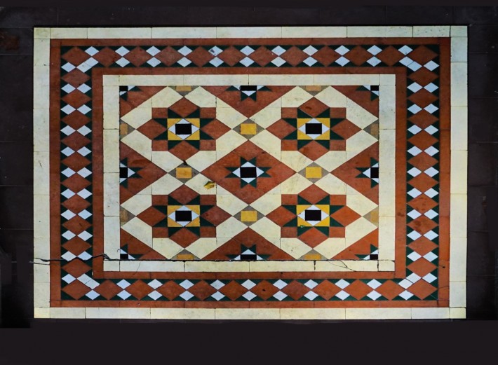 Плиточный пол с рисунком в виде мозаики