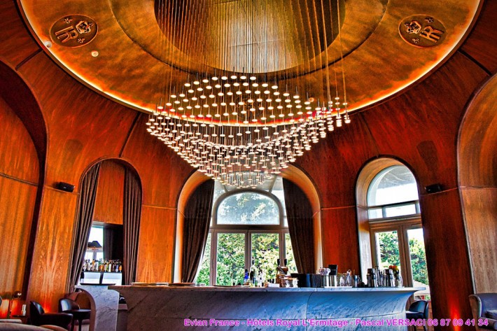 Деревянный потолок в отеле Эрмитаж в Эвьян-ле-Бен — фото 1