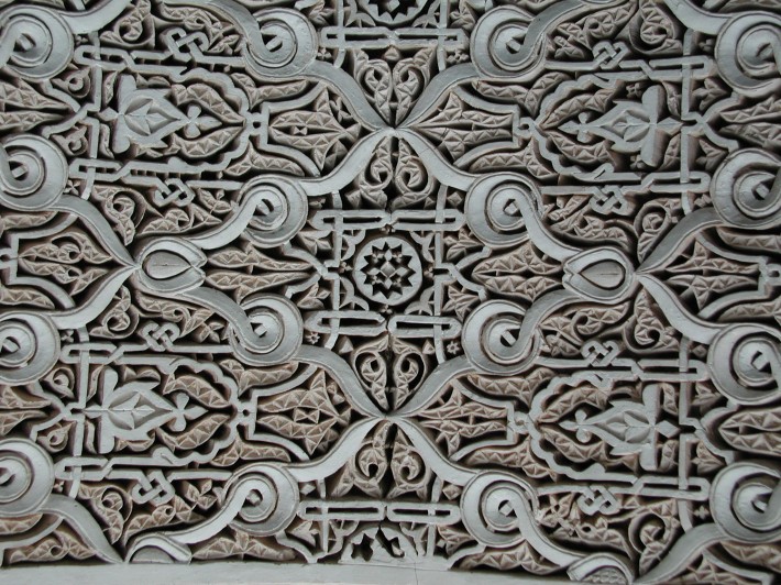 Украшенный арабесками потолок в Марракеше