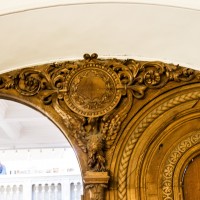 Деревянная дверь в Союзе Художников в Петербурге