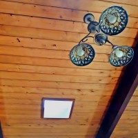 Деревянный потолок с балками — фото 1