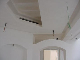 Трапециевидная конструкция в потолке из гипрока