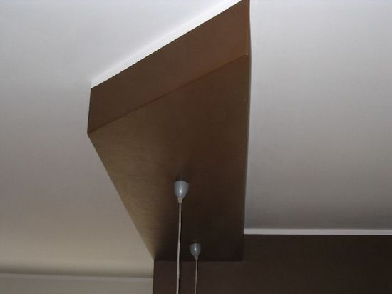 Квадратный коричневый выступ из гипрока на потолке