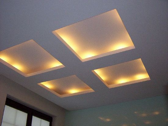 Четыре квадратных ниши с подсветкой в потолке из ГКЛ