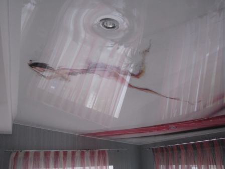 Натяжной потолок с нанесенным рисунком танцорши