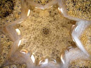 Потолок зала Абенсераги в замке Альгамбра в Гранаде (фото 4)