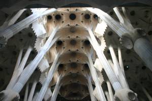Потолок храма Святого Семейства в Барселоне (фото 2)