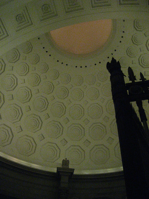 Шестиугольные кессоны на потолке ротонды Национального Архива в Вашингтоне (фото 3)