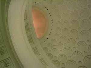 Шестиугольные кессоны на потолке ротонды Национального Архива в Вашингтоне (фото 4)