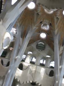 Потолок храма Святого Семейства в Барселоне (фото 5)