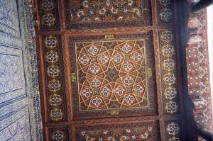 Арабский резной деревянный потолок с инкрустацией  (фото 3)