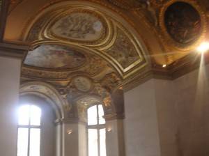 Потолок покрытый золотом и с вклеенными картинами