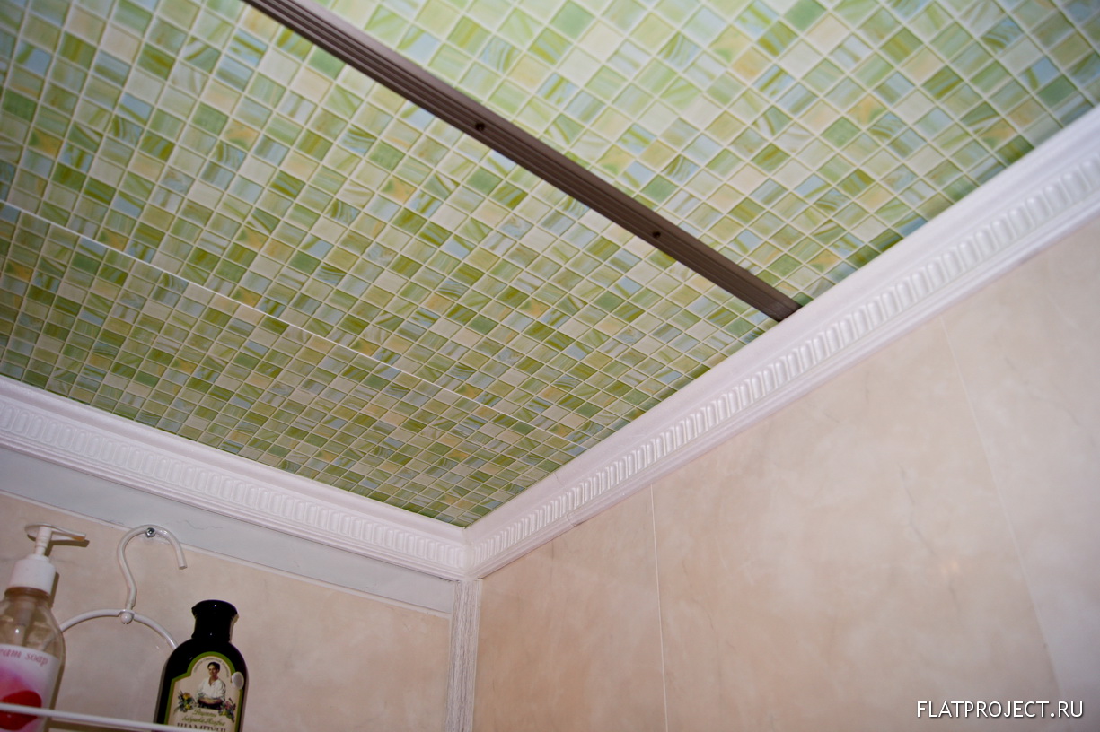 Потолок плитка в ванной комнате. Потолочные панели. Потолок из пластиковых панелей. Потолочные панели для ванной комнаты. Потолочные панели ПВХ.