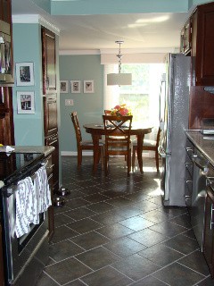 Пол на кухне из керамической плитки