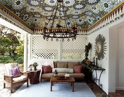 Мозаичный потолок в гостиной