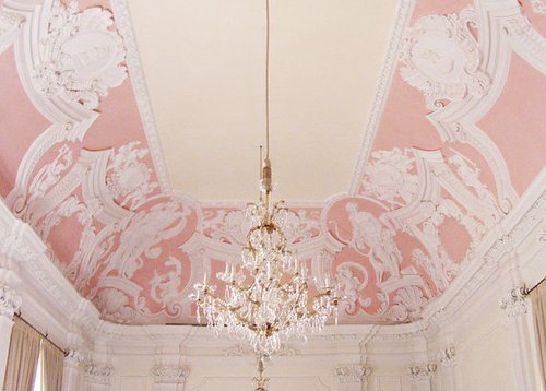 Розовый потолок в стиле рококо