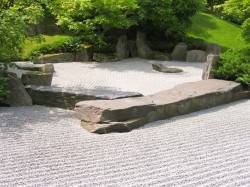 Японский сад камней с галькой