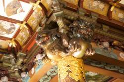 Резной декор по дереву потолка и колонн в японском стиле