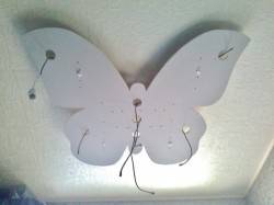Декорирование потолка бабочкой из гипрока