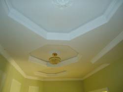 Двухуровневый потолок с лепным декором