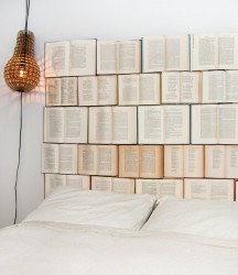 Как декорировать стену при помощи книг