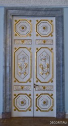 Фото старинной двери из Михайловского замка