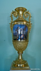 Фотография старинной вазы из Михайловского замка