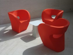 Композиция из трех стульев и столика