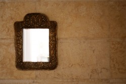 Зеркало в бронзовой оправе