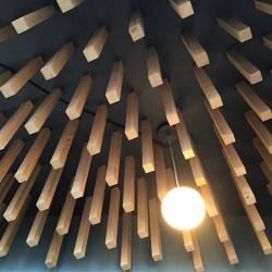 Декор потолка деревянными брусками