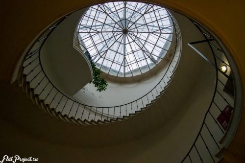 Потолок винтовой лестницы в здании Союза Художников — фото 1