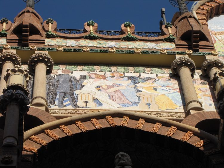 Фасад Дворца Каталонской музыки