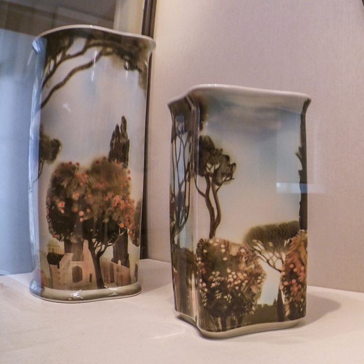Фарфоровые вазы с росписью
