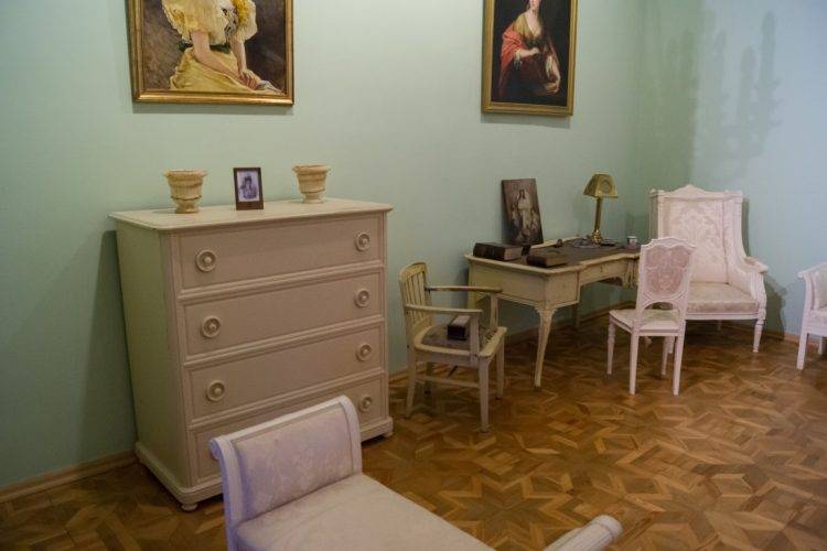Кабинет императрицы Александры Федоровны (Сиреневый кабинет)