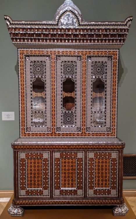 Сирийский шкаф декорированный костью и перламутром