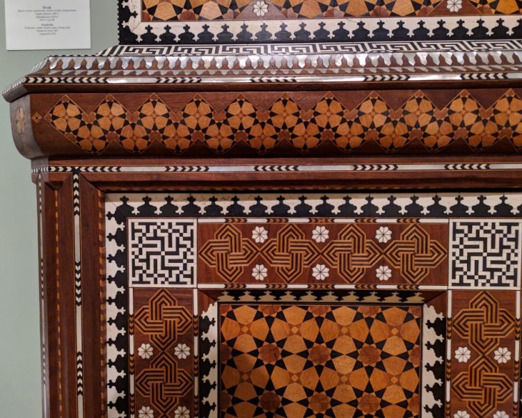 Сирийский шкаф декорированный костью и перламутром